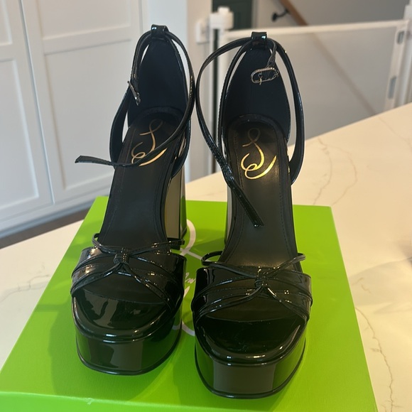 Gorgeous Patent Leather Heels - Picture 2 of 4